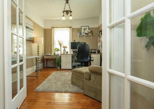 216 4th St NE, Waverly, IA 50677