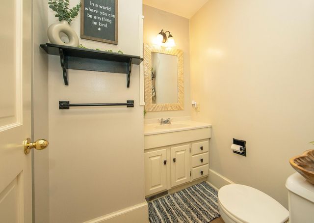 216 4th St NE, Waverly, IA 50677