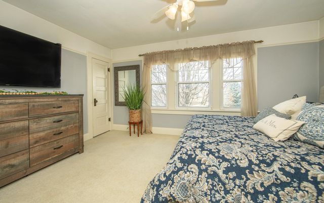 216 4th St NE, Waverly, IA 50677