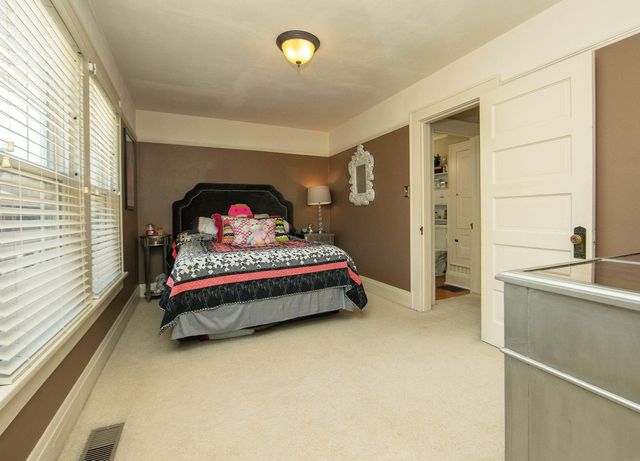 216 4th St NE, Waverly, IA 50677