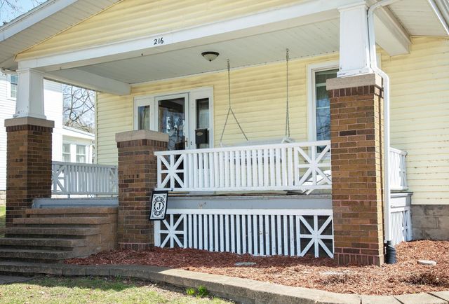 216 4th St NE, Waverly, IA 50677