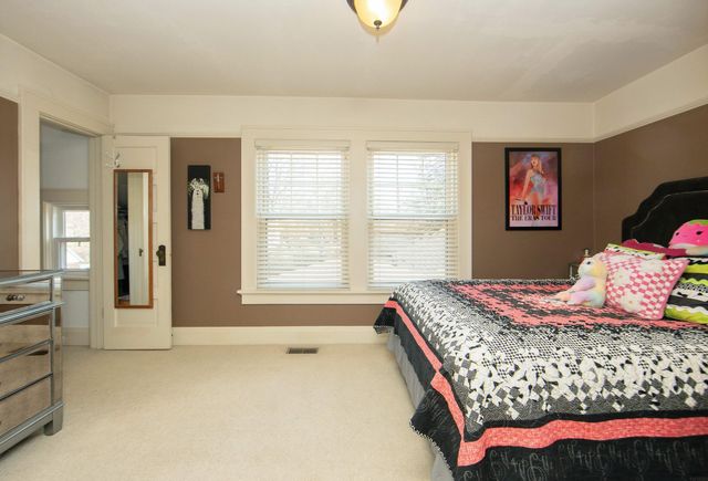 216 4th St NE, Waverly, IA 50677