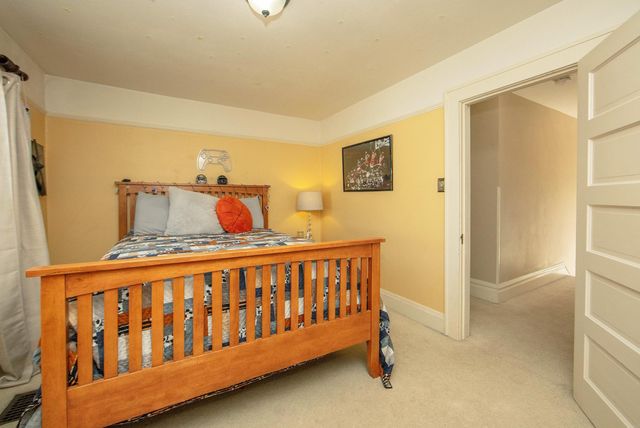 216 4th St NE, Waverly, IA 50677