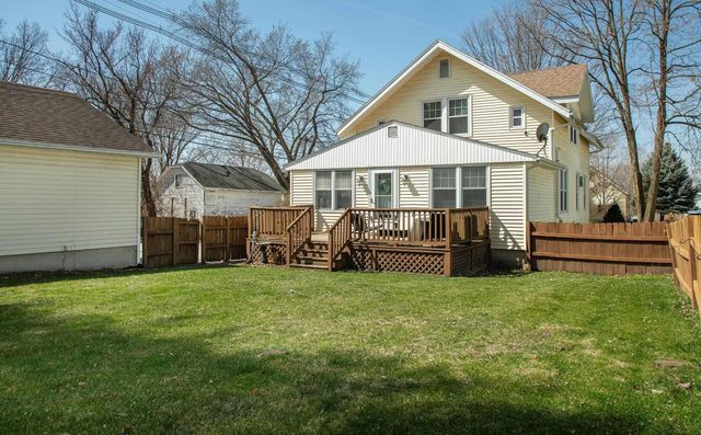 216 4th St NE, Waverly, IA 50677