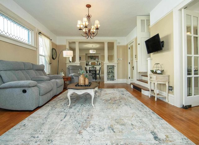 216 4th St NE, Waverly, IA 50677