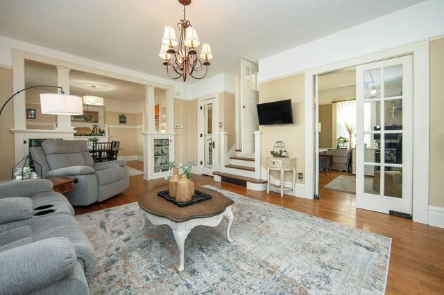 216 4th St NE, Waverly, IA 50677