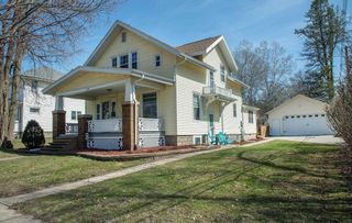 216 4th St NE, Waverly, IA 50677
