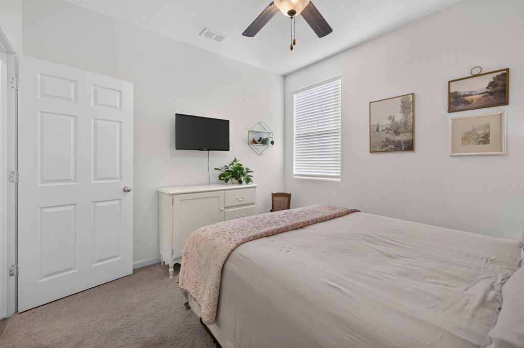 Image 31 of property listing at 6729 E Yale Avenue, Fresno, CA 93727