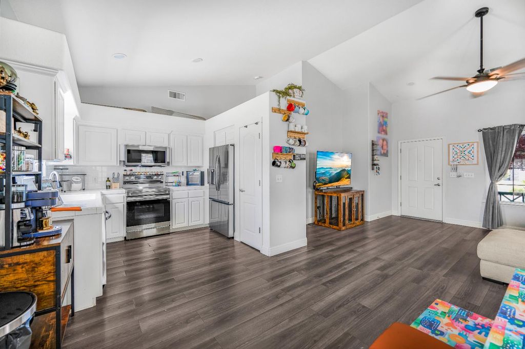 Image 10 of property listing at 2596 E Plymouth Way, Fresno, CA 93720
