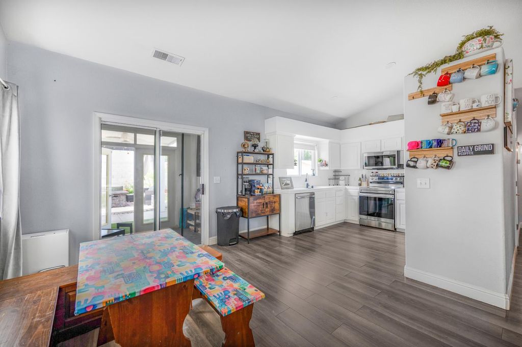 Image 11 of property listing at 2596 E Plymouth Way, Fresno, CA 93720