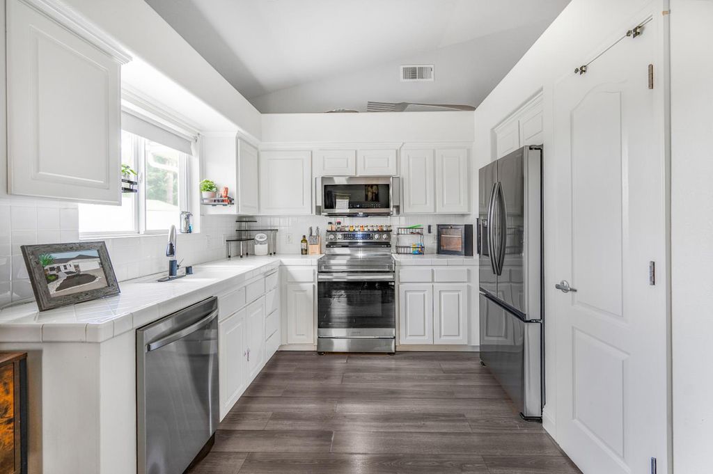 Image 12 of property listing at 2596 E Plymouth Way, Fresno, CA 93720