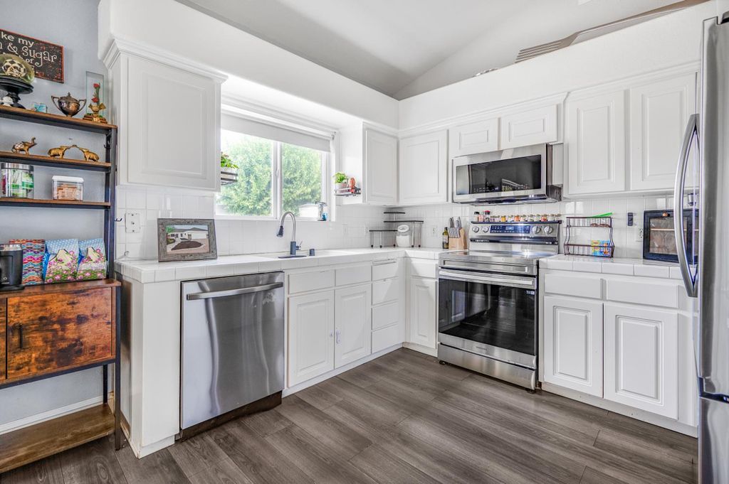Image 13 of property listing at 2596 E Plymouth Way, Fresno, CA 93720