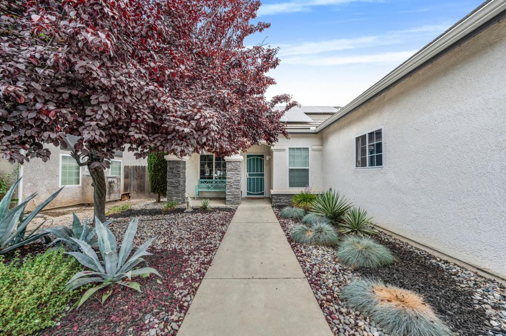 Image 2 of property listing at 2596 E Plymouth Way, Fresno, CA 93720