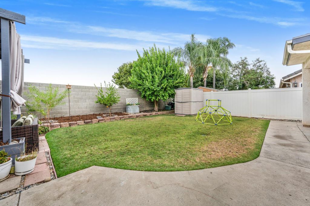Image 3 of property listing at 2596 E Plymouth Way, Fresno, CA 93720