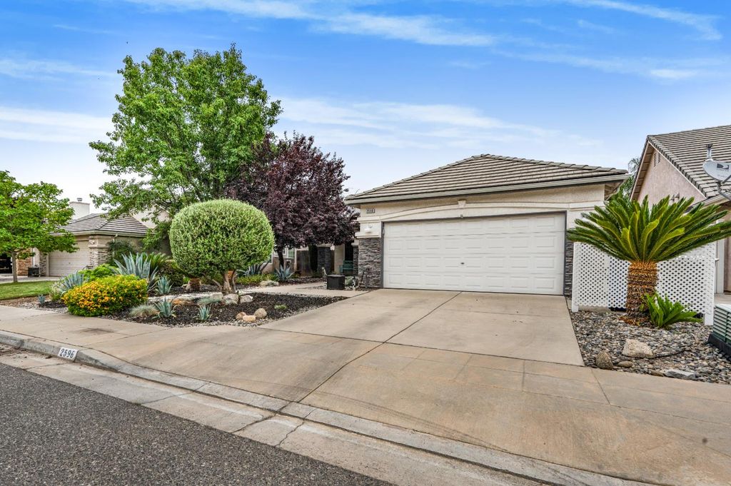 Image 5 of property listing at 2596 E Plymouth Way, Fresno, CA 93720