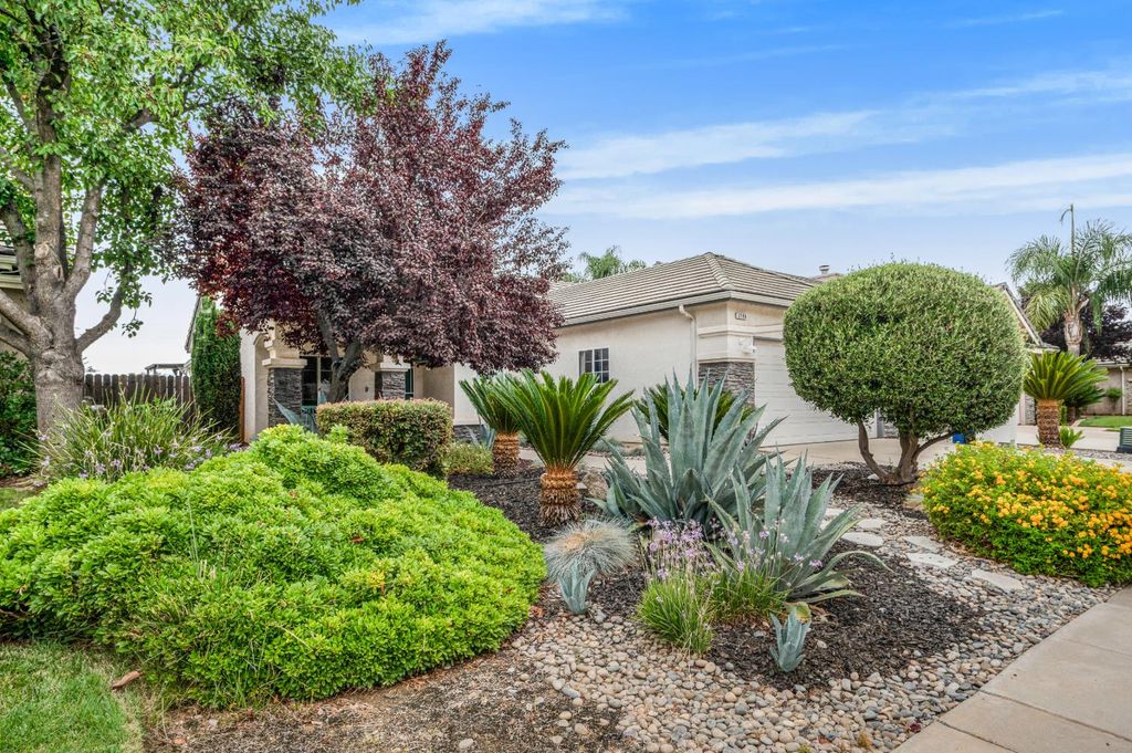 Image 6 of property listing at 2596 E Plymouth Way, Fresno, CA 93720