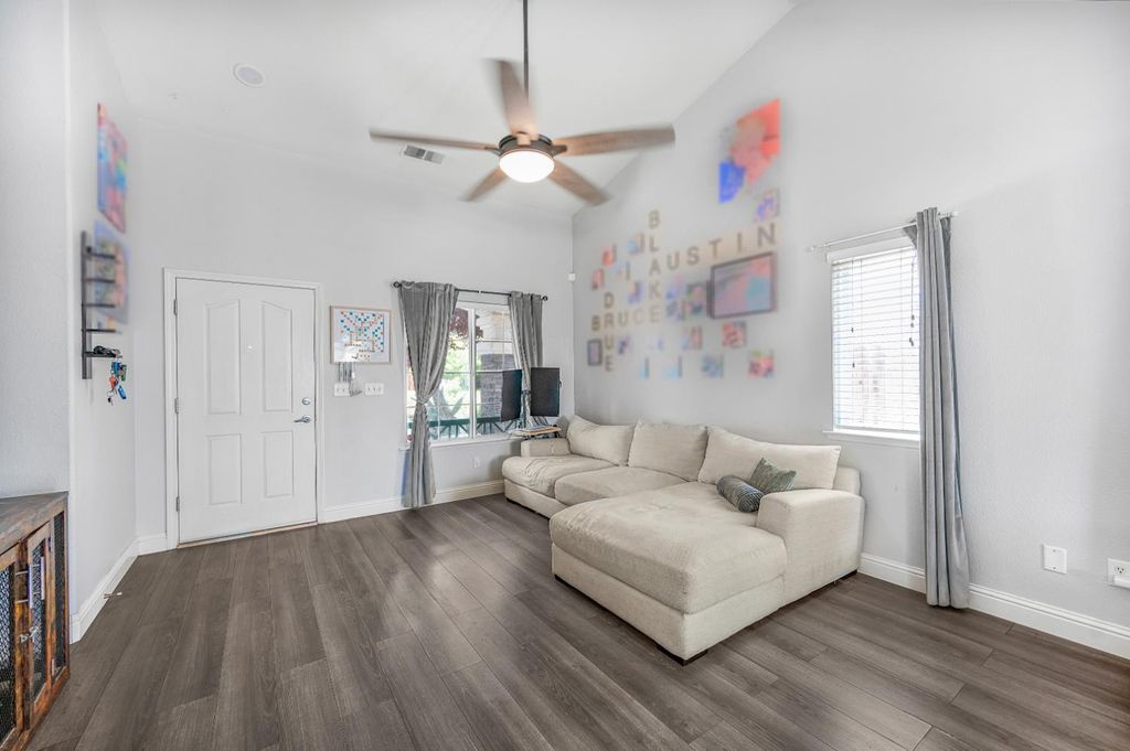 Image 7 of property listing at 2596 E Plymouth Way, Fresno, CA 93720