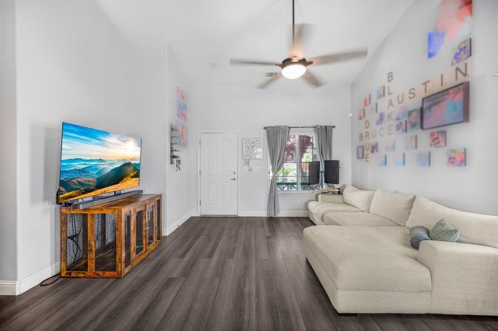 Image 8 of property listing at 2596 E Plymouth Way, Fresno, CA 93720
