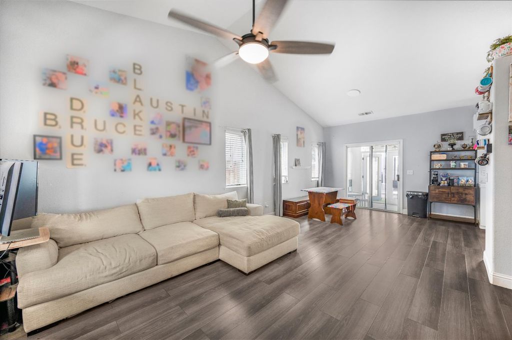 Image 9 of property listing at 2596 E Plymouth Way, Fresno, CA 93720