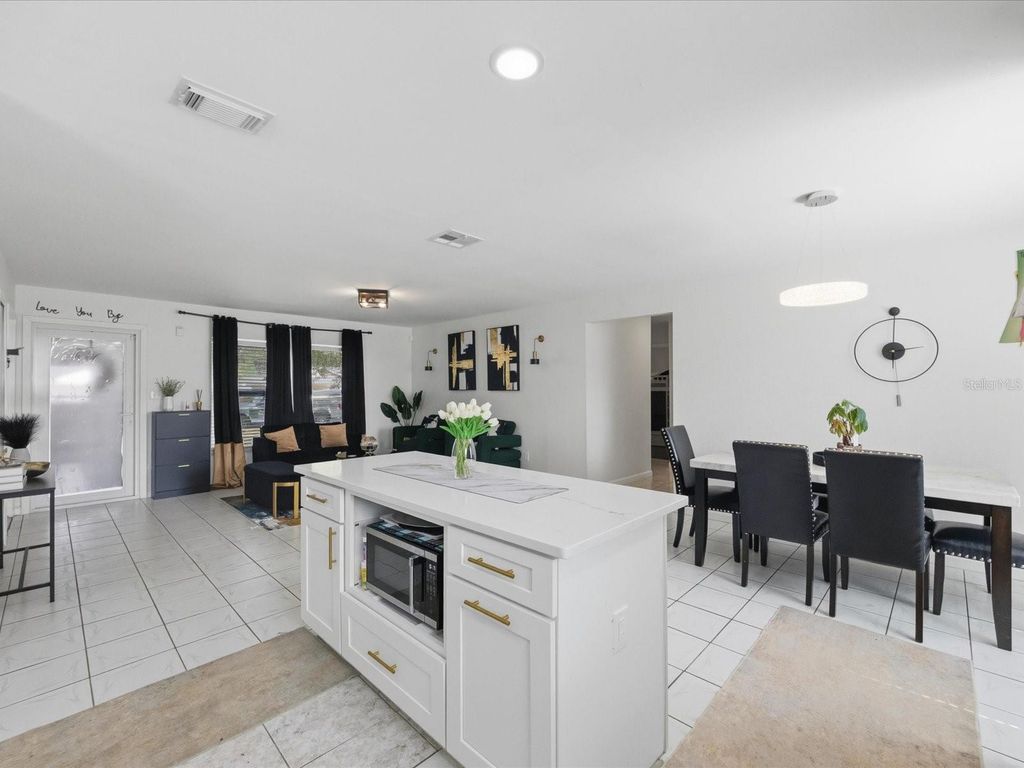 Image 12 of property listing at 5275 SIGNAL HILL ROAD, Orlando, FL 32808