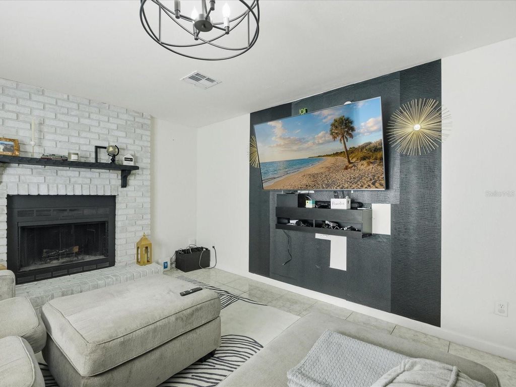 Image 15 of property listing at 5275 SIGNAL HILL ROAD, Orlando, FL 32808