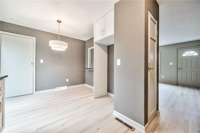 10009 Grandview Drive, Overland Park, KS 66212