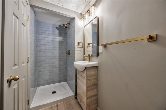 10009 Grandview Drive, Overland Park, KS 66212