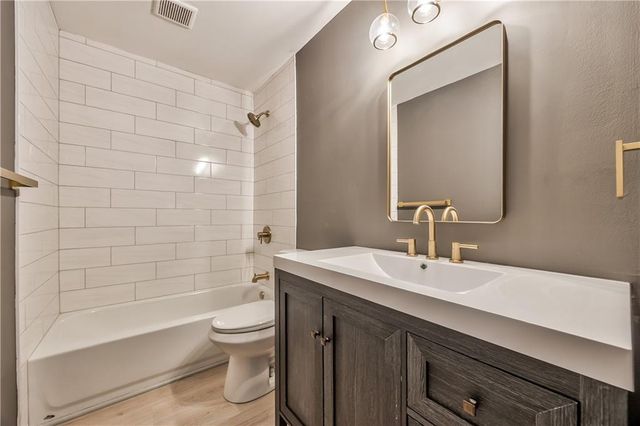 10009 Grandview Drive, Overland Park, KS 66212