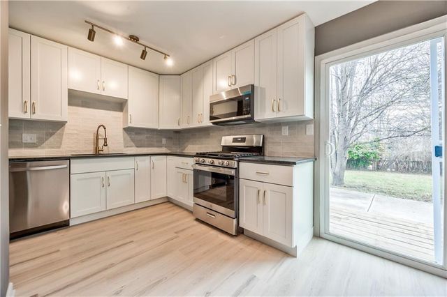 10009 Grandview Drive, Overland Park, KS 66212