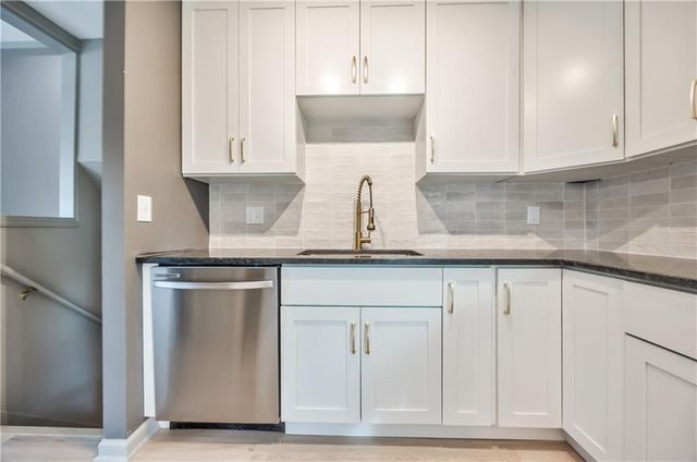 10009 Grandview Drive, Overland Park, KS 66212