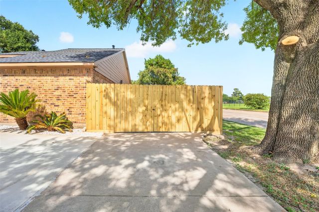 8702 Parkway Forest Drive, Houston, TX 77044