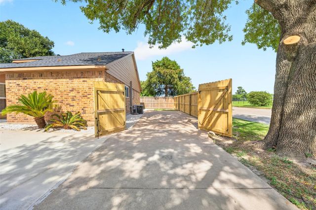 8702 Parkway Forest Drive, Houston, TX 77044