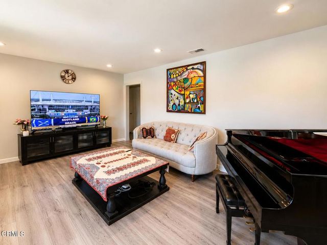 7330 Satsuma Avenue, Sun Valley, CA 91352