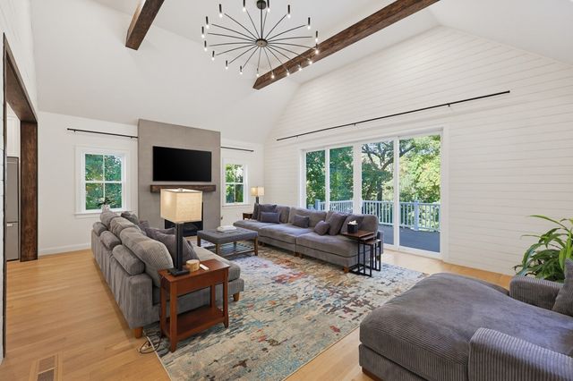 15 Wellesley Ave, Burlington, MA 01803