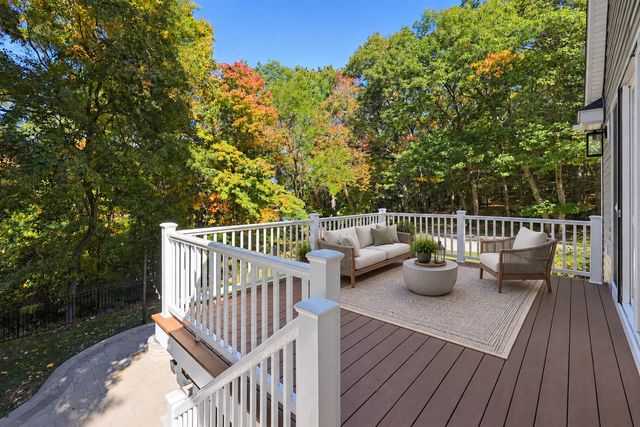 15 Wellesley Ave, Burlington, MA 01803