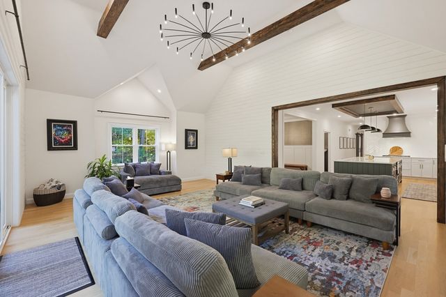 15 Wellesley Ave, Burlington, MA 01803