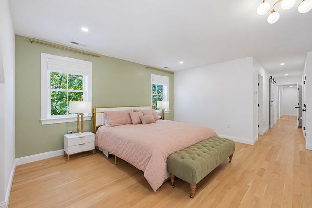 15 Wellesley Ave, Burlington, MA 01803