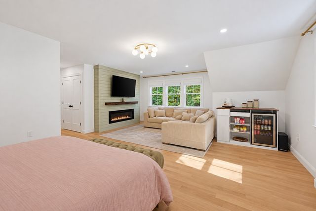 15 Wellesley Ave, Burlington, MA 01803