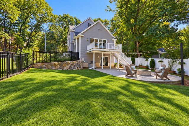 15 Wellesley Ave, Burlington, MA 01803