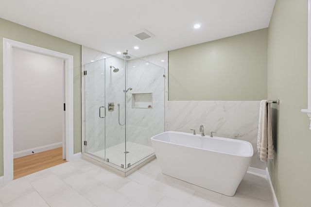 15 Wellesley Ave, Burlington, MA 01803