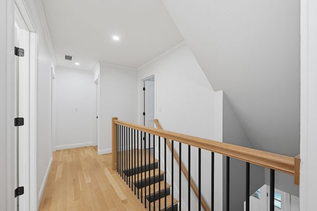 15 Wellesley Ave, Burlington, MA 01803