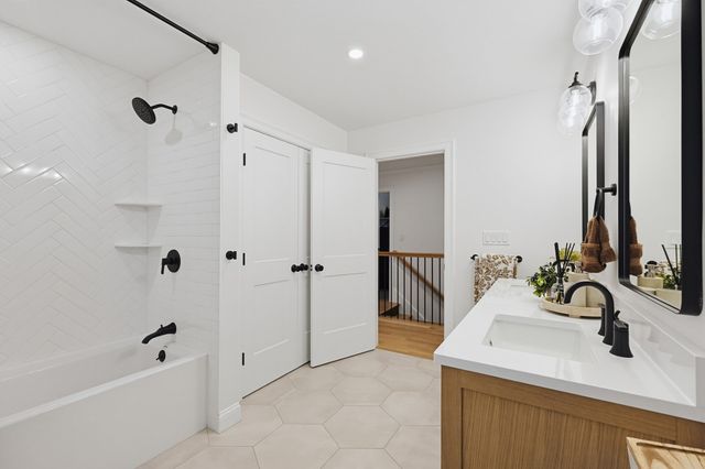 15 Wellesley Ave, Burlington, MA 01803