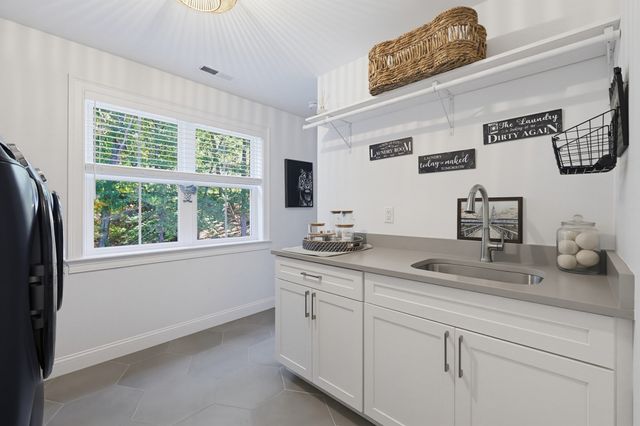 15 Wellesley Ave, Burlington, MA 01803