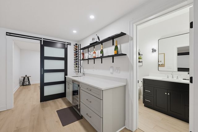 15 Wellesley Ave, Burlington, MA 01803