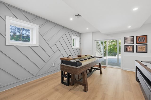 15 Wellesley Ave, Burlington, MA 01803