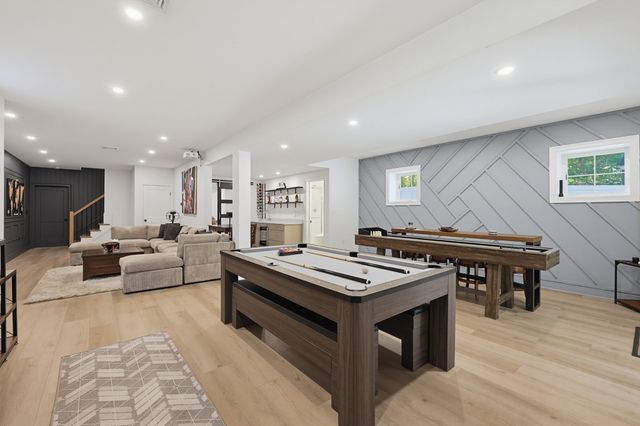 15 Wellesley Ave, Burlington, MA 01803