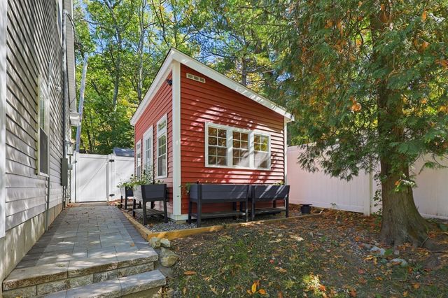 15 Wellesley Ave, Burlington, MA 01803