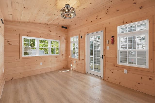 15 Wellesley Ave, Burlington, MA 01803