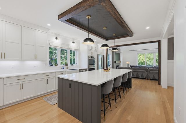 15 Wellesley Ave, Burlington, MA 01803