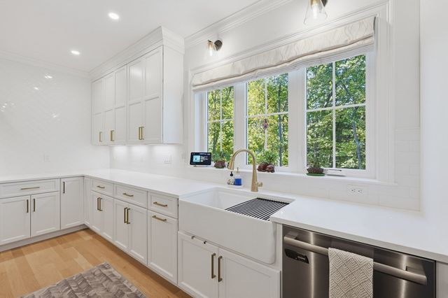 15 Wellesley Ave, Burlington, MA 01803